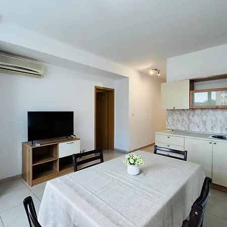Sunny House 203 One Bedroom Apartment *